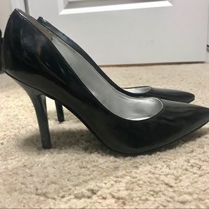 Black Guess Pumps